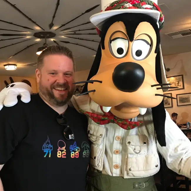 Meeting Goofy at Tusker House - The Best Disney World Dining Experiences 
