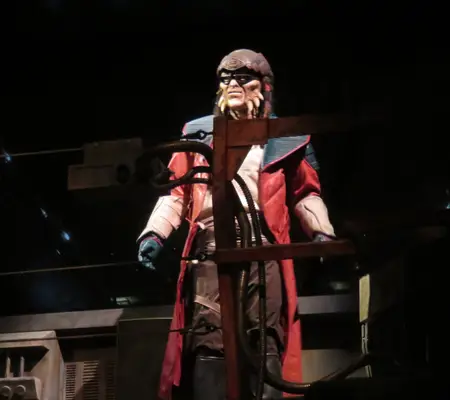 The animatronic Hondo Ohnaka during the pre-show before you head inside the Millennium Falcon.